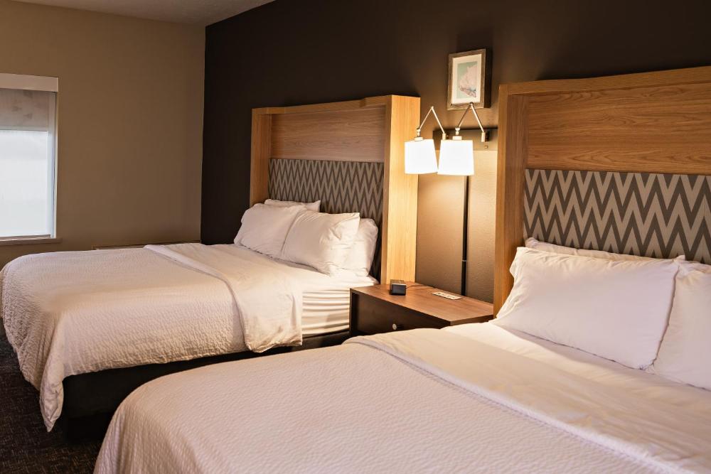 Standard Queen Room with Two Queen Beds and Mobility Accessible Tub interior